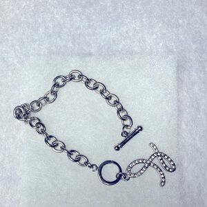 Loop silver colored chain bracelet with heavy clasp